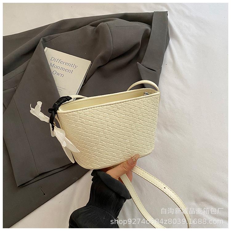 Fashion Woven Large-capacity Commuter Bucket Bag Women's 2025 New Korean Version Shoulder Bag Simple Solid Color Underarm Bag