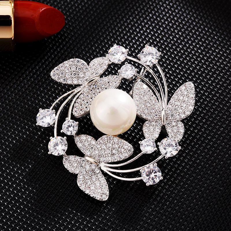 Elegant Wreath Flying Butterfly Brooches for Women Pearl Pins Female Coat Corsage Trendy Brooch Party Wedding Gift