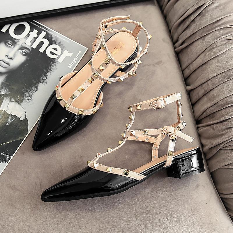 Spot second hair~ остроносые туфли на шпильке с заклепками из лакированной кожи 2025 новая весенне-осенняя сумка-багет с вырезами, сандалии на ремешке-пряжке