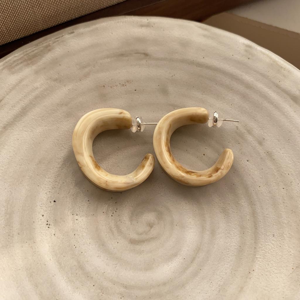 Маленькие свежие серьги-гвоздики из акриловой смолы C-образной формы Мори Карамельно-кремовые белые полукруглые серьги-гвоздики для женщин