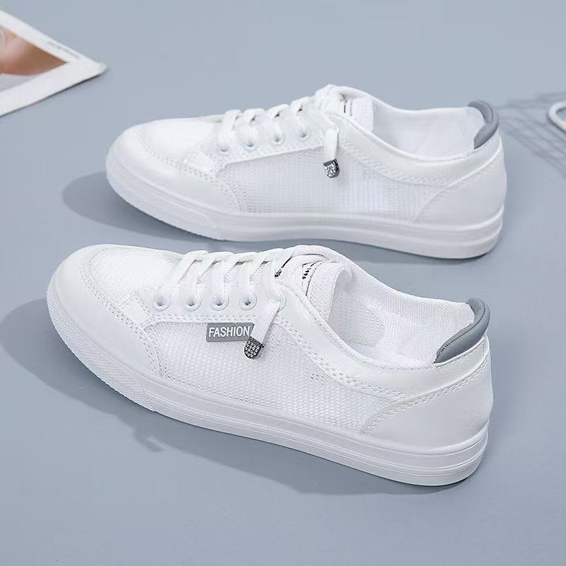 Маленькие белые туфли женские с плоской подошвой из натуральной кожи универсальные студенческие женские туфли для отдыха весна 2025 года дышащие новые спортивные и развлекательные туфли для сноуборда