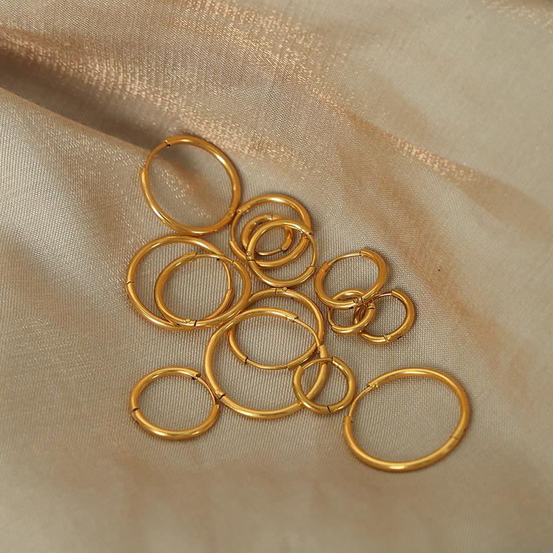 Стильные геометрические позолоченные титановые серьги-кольца