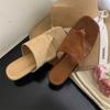 Весной и осенью 2025 года новые шлепанцы на толстом каблуке и с перемычкой между пальцами. Французский ретро замшевый интернет-знаменитость носит высокий h