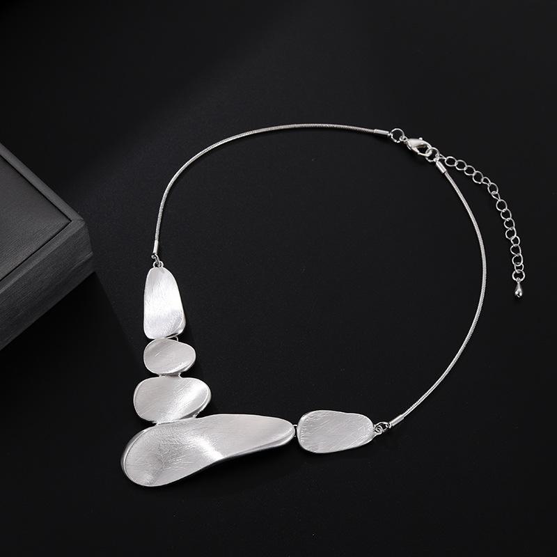 Модное геометрическое ожерелье с матовой отделкой