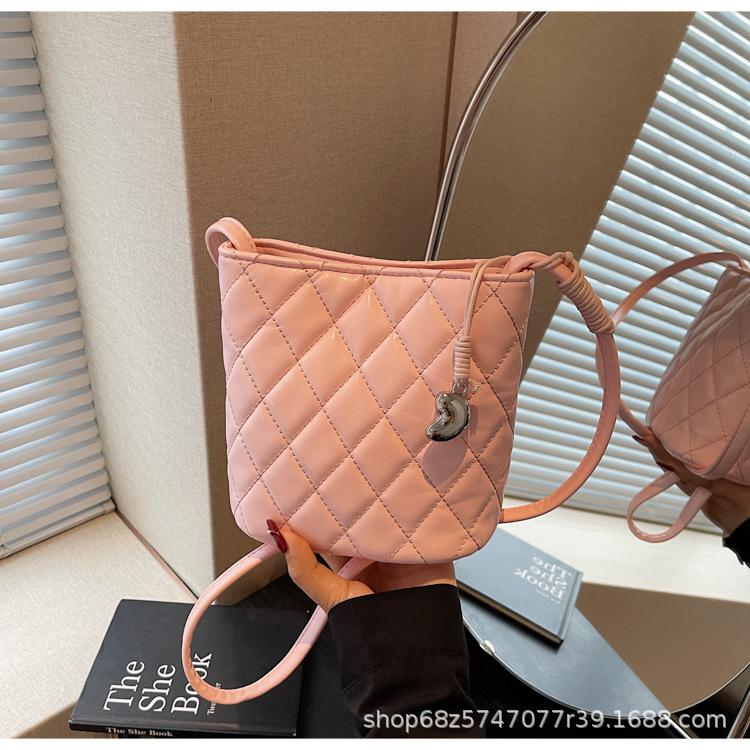 Fashion Rhombus Embroidery Thread Bucket Bag Women's 2025 New Niche Design Messenger Bag Versatile Commuter Shoulder Bag Tide