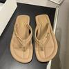 Ins тапочки женская летняя одежда модная и универсальная 2024 новые шлепанцы на плоской подошве нескользящие мягкие пляжные сандалии