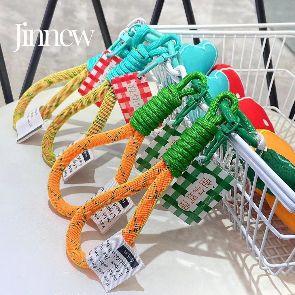 Тканевый брелок стильный с дизайном клубники и морковки, идеальный для повседневного использования