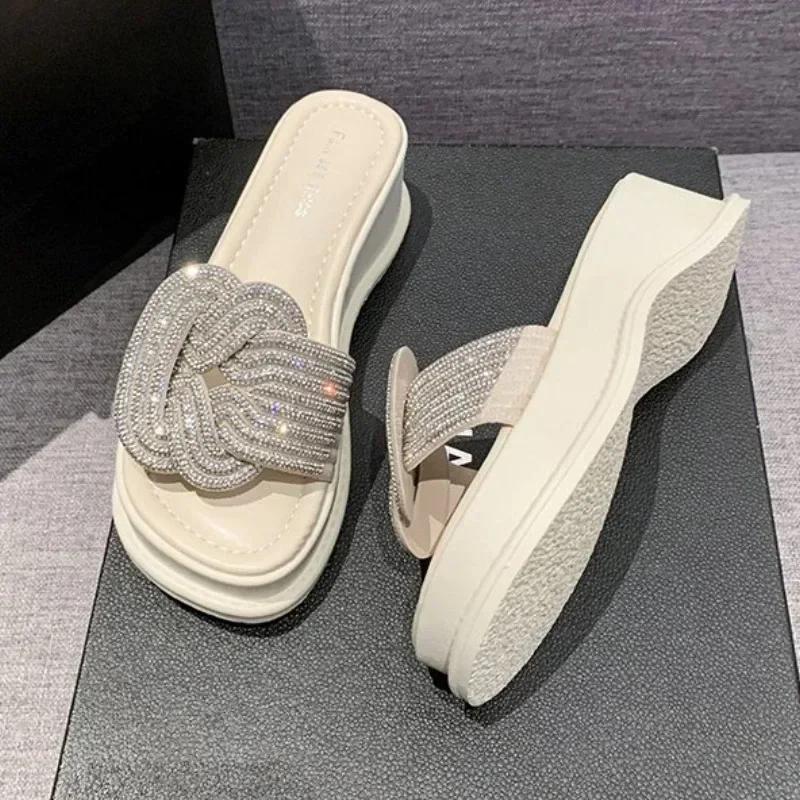 Тапочки на толстой подошве для женщин, модная верхняя одежда, босоножки с открытым носком, блестящие тапочки на танкетке со стразами, женские 2024