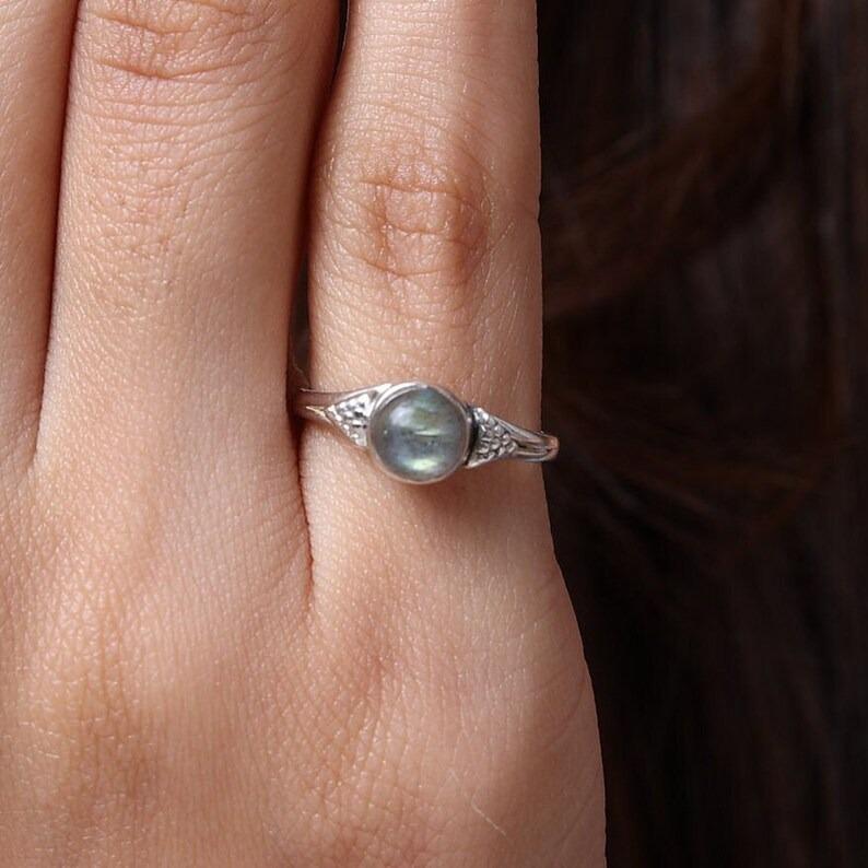 Лабрадорит Круглый драгоценный камень Дизайнерское кольцо ручной работы в стиле бохо, серебряные ювелирные украшения, серебро 925 пробы, кольцо с безелем