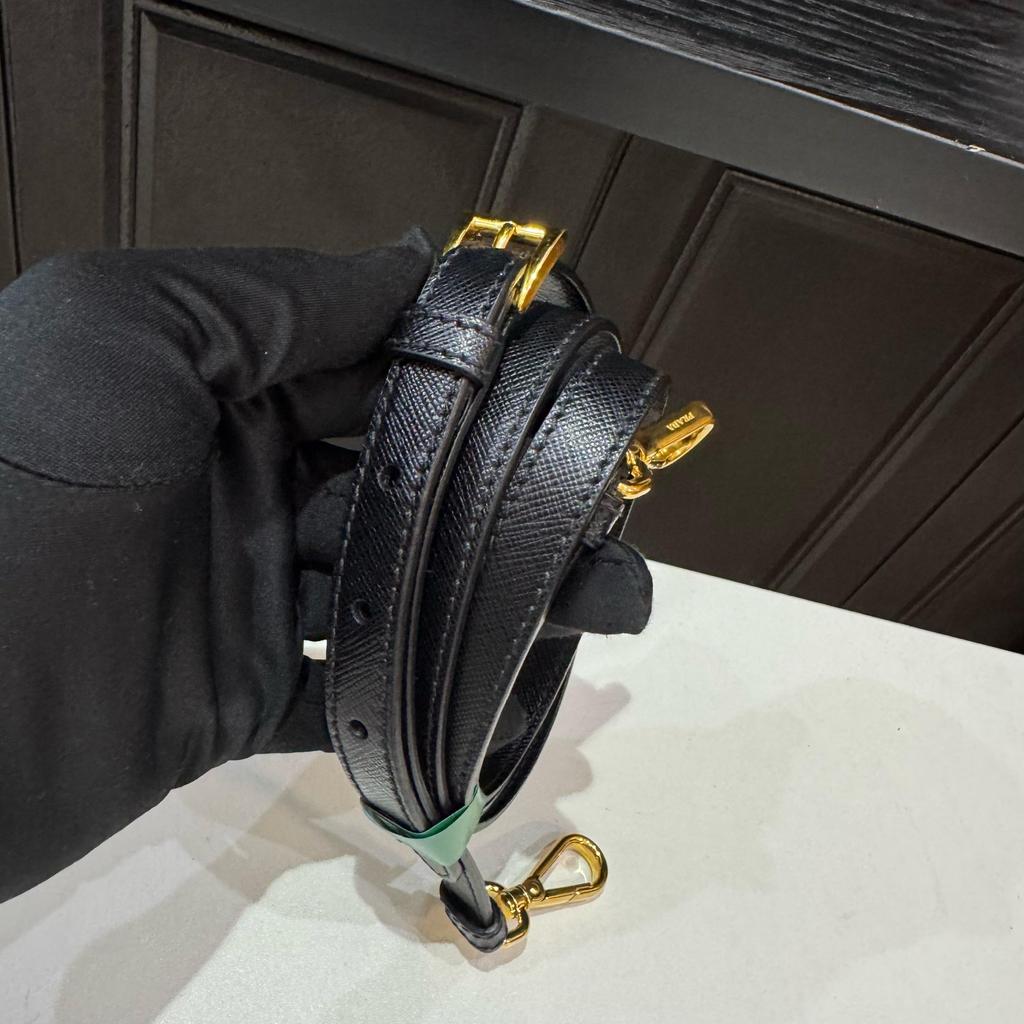[Pre-Owned] Galleria Tote Bag With Triangle Metal Logo Hardware In Black - Excellent #SRKXMM