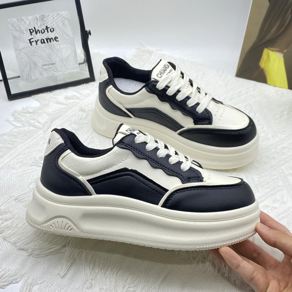 Оригинальные осенне-зимние толстоподошвенные ультралегкие 2025 весенне-летние повседневные спортивные туфли-маффины женские универсальные новые на шнуровке маленькие белые