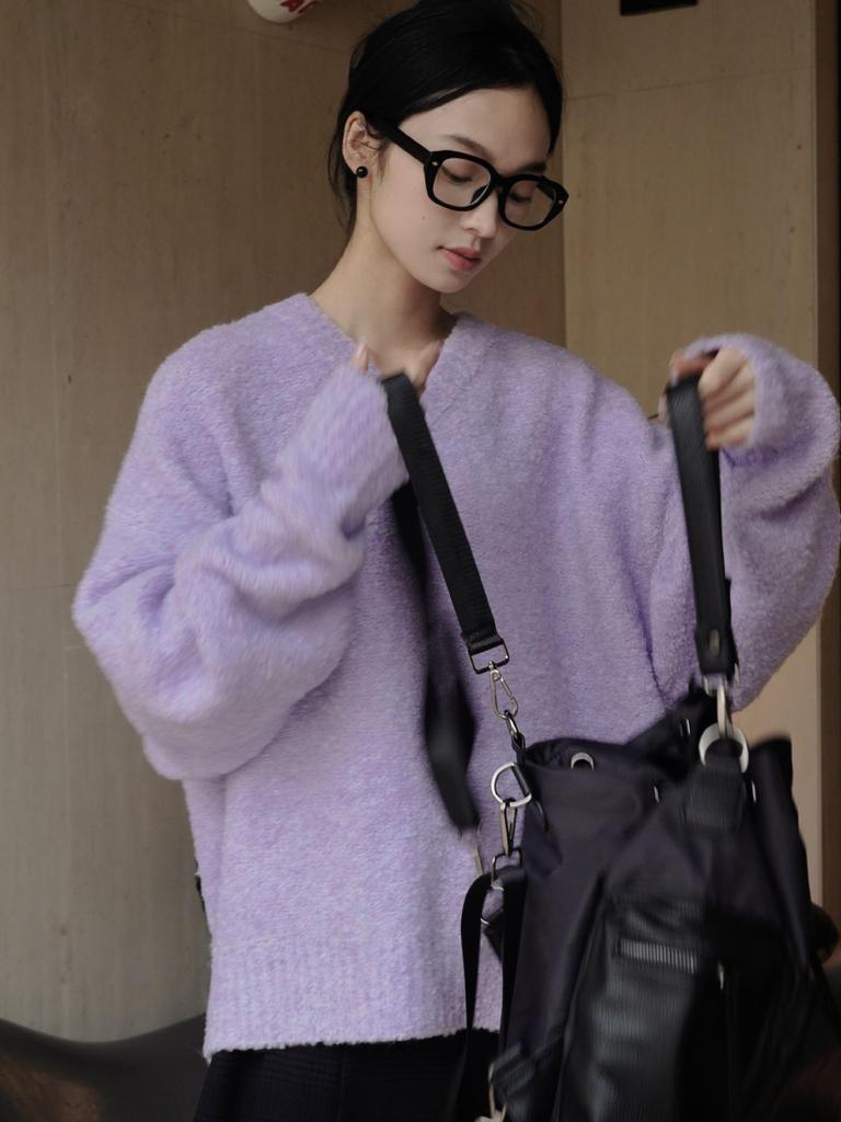 Louvre Уютный коричневый свитер с V-образным вырезом: Мягкий, свободный силуэт, идеально подходит для зимы