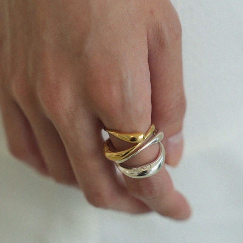 Ahjeong Erode Ring. Gold