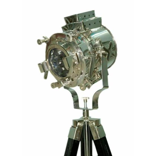 Старинный голливудский прожектор с рождественским подарком из деревянного штатива