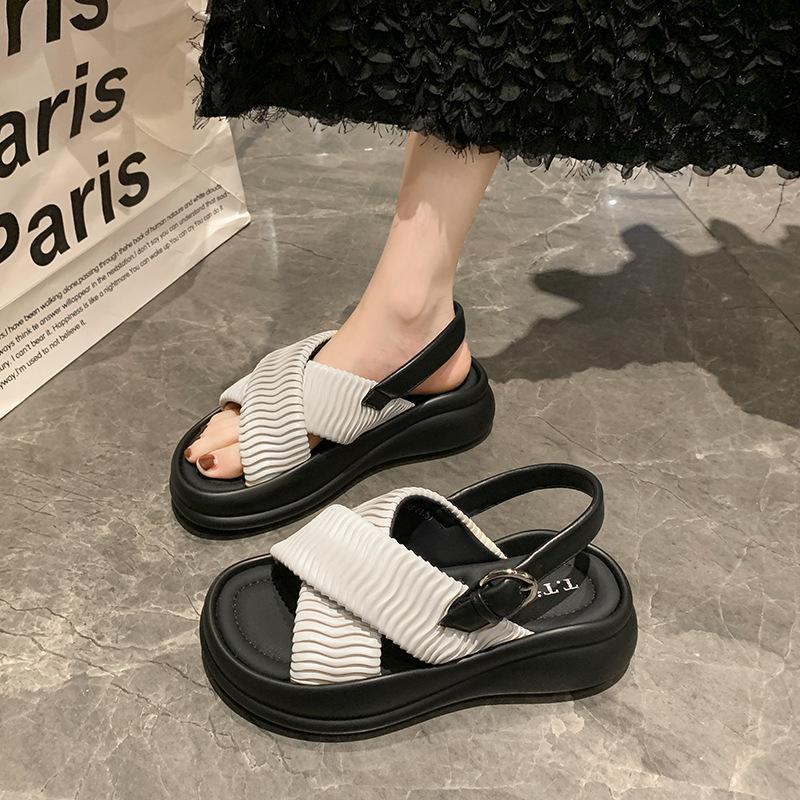 Модные женские босоножки на платформе со складками