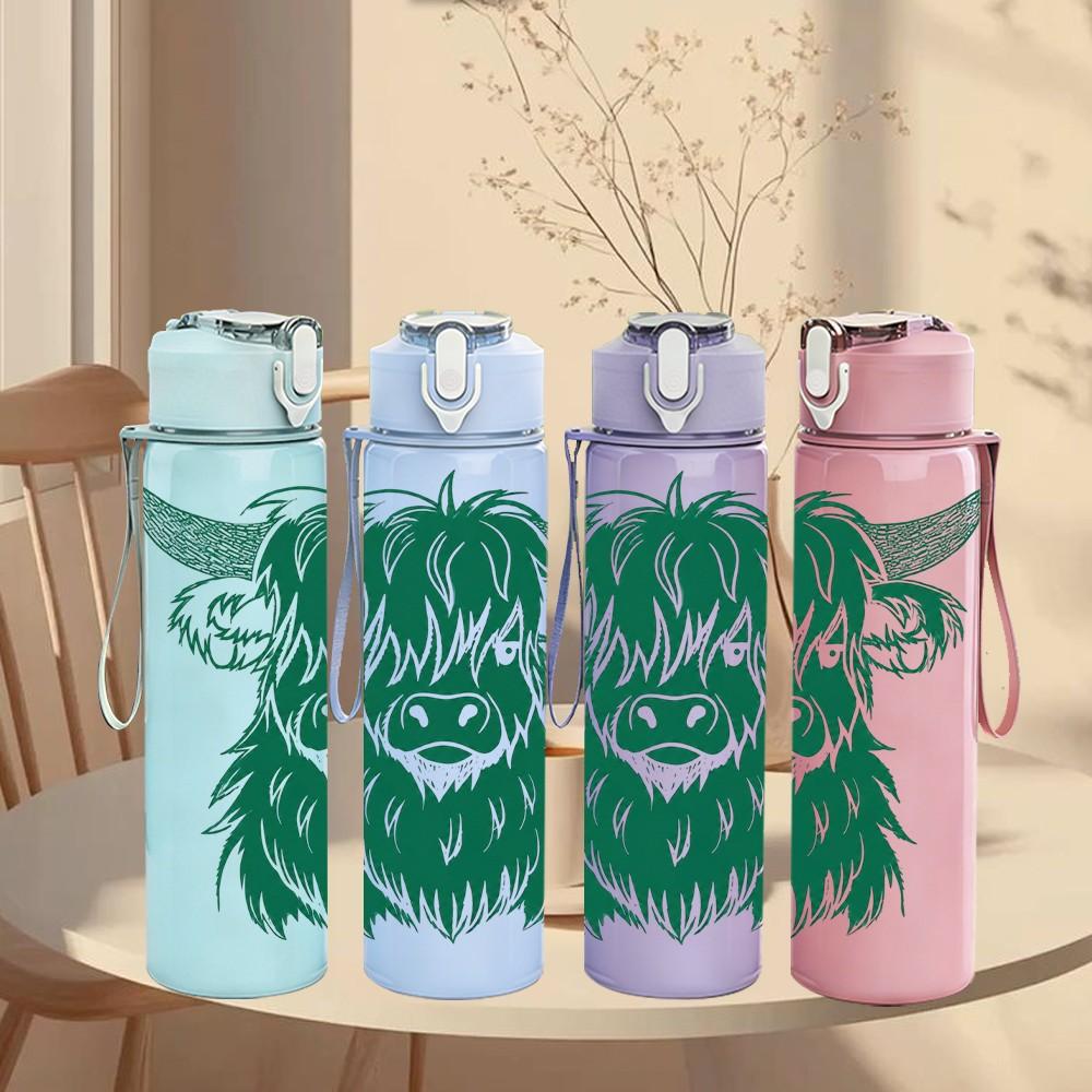 1PC Green Highland Cow Head Pattern 750ml Color Plastic Sports Water Bottle Leakproof Flip Straw Lid Suitable for Sports Office Home Use