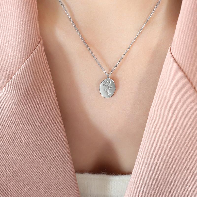 Wind Rose Flower Pendant Necklace Female Niche Design Titanium Steel Plated 18K Gold Collarbone Chain