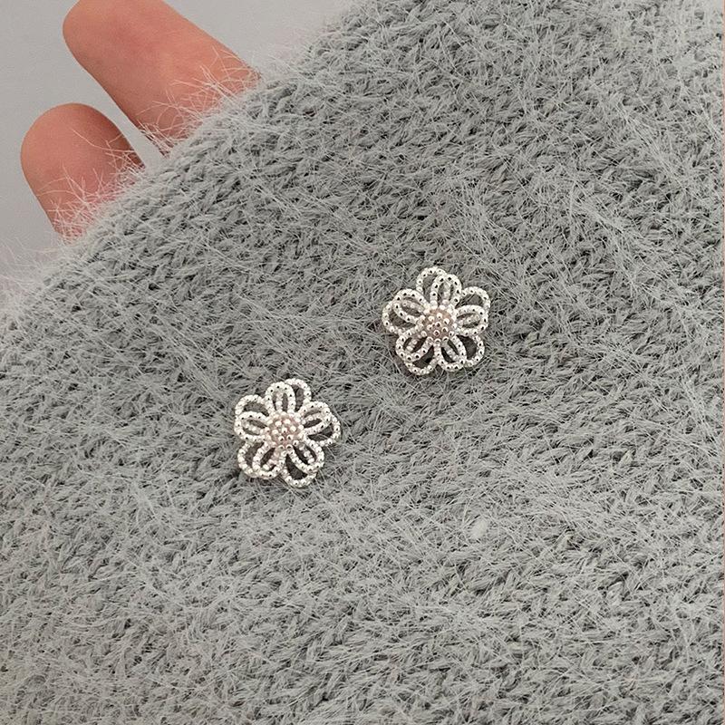 Маленькие и изысканные серьги-гвоздики в виде пустых цветов, женский минималистичный дизайн, милые и симпатичные, изысканные и элегантные, универсальные серьги, серьги.