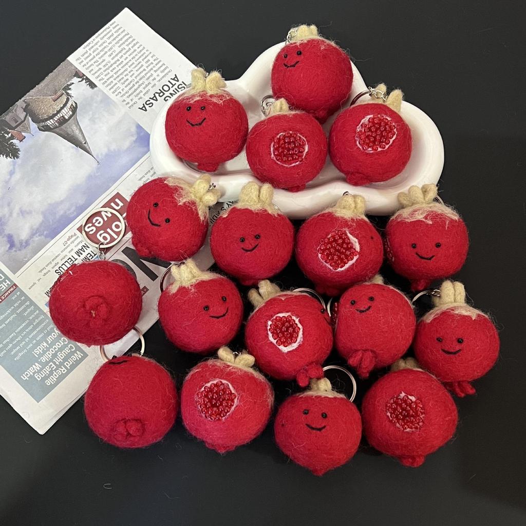 Брелок-подвеска для сумки из войлока ручной работы в виде граната