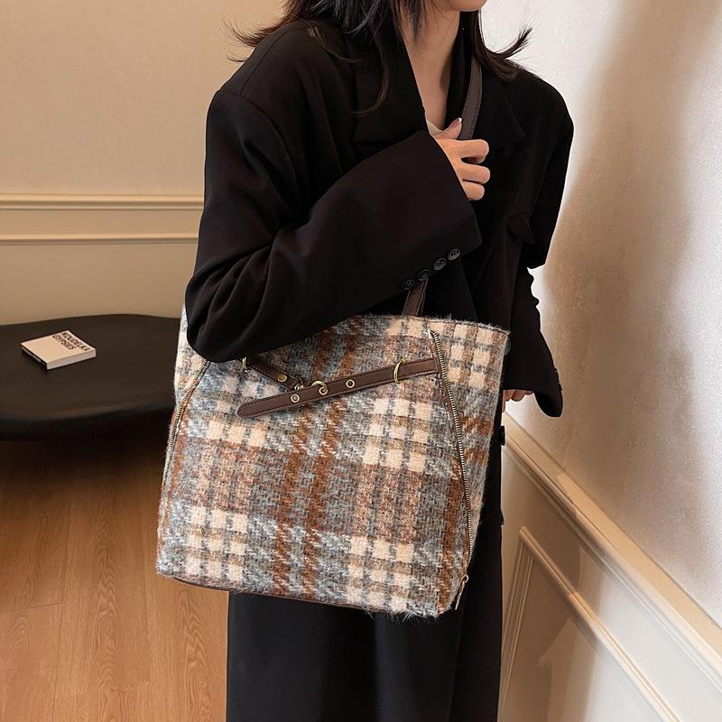 Woolen Plaid Large-capacity Bag Women's 2025 Autumn and Winter New Shoulder Bag Retro Texture Commuter Shoulder Bucket Bag