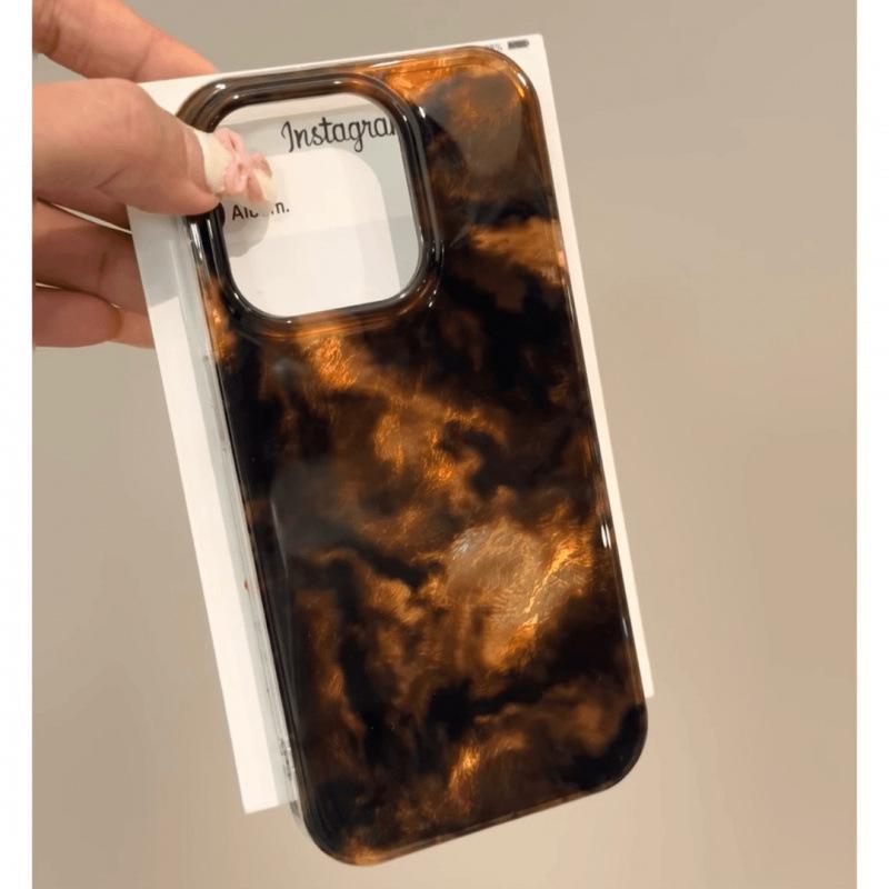 Чехол «Осеннее янтарное перо» для iPhone 13/12 Pro/11 Plus/15 — минималистичный дизайн.