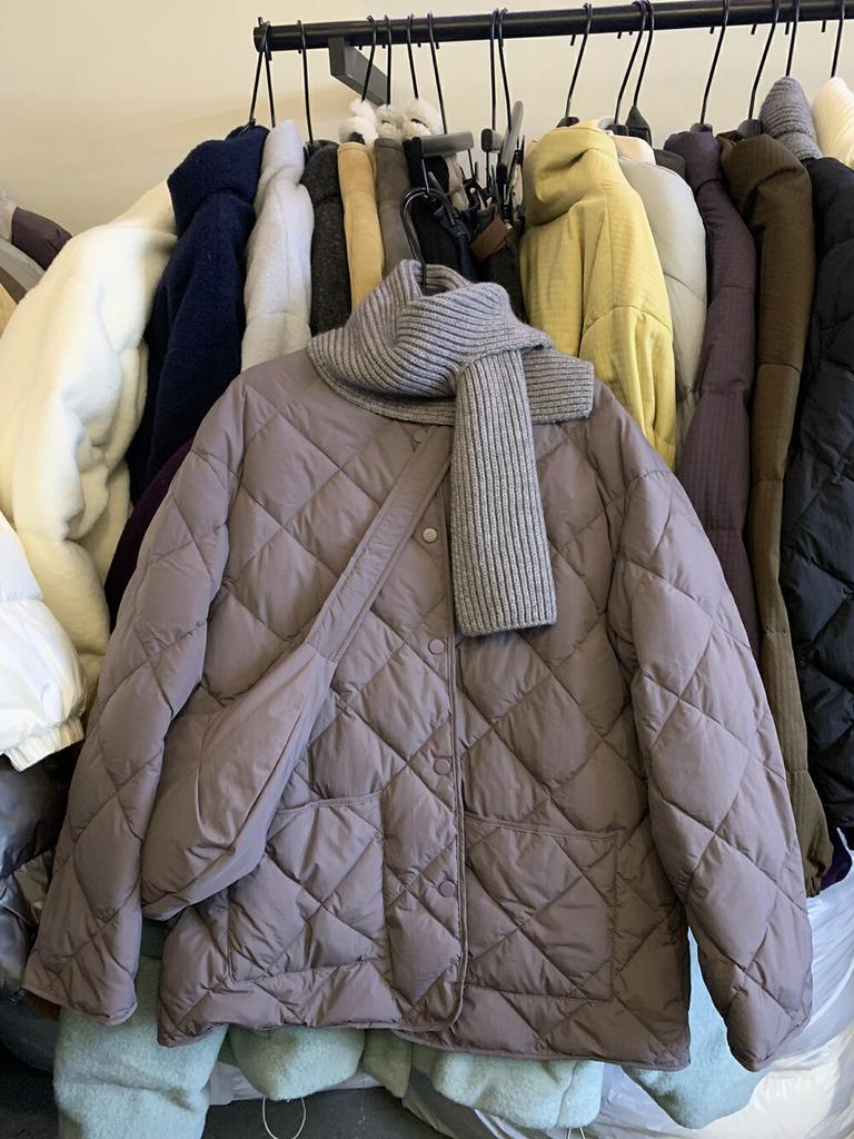 Женская куртка-пуховик с круглым вырезом и ромбами, с шарфом, новая зимняя легкая и тонкая свободная куртка из белого утиного пуха с сумкой.