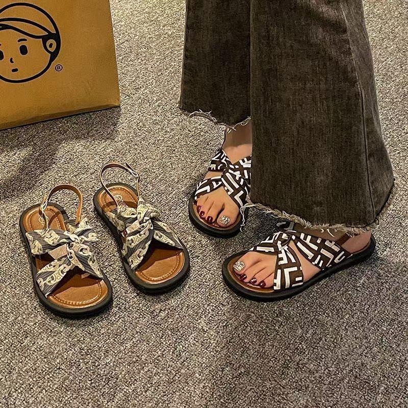Summer breathable ins versatile high-value beach shoes 2025 new shoes women's Korean version fashion sandals women's outer wear