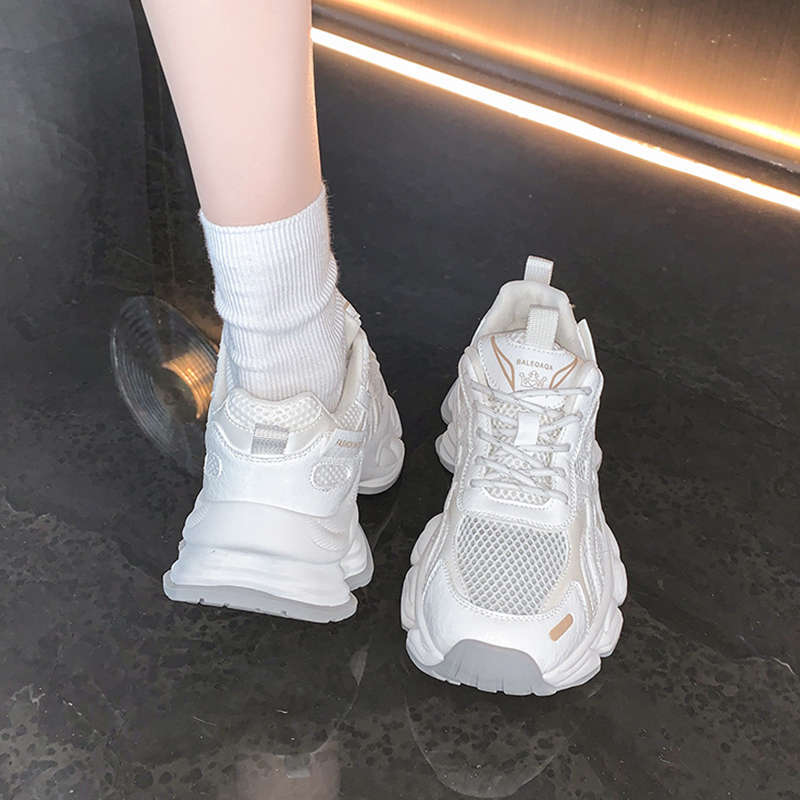 Женские кроссовки «папины» лето 2025 новинка универсальные сетчатые дышащие на толстой подошве супер огонь повседневные спортивные маленькие белые туфли ins тренд