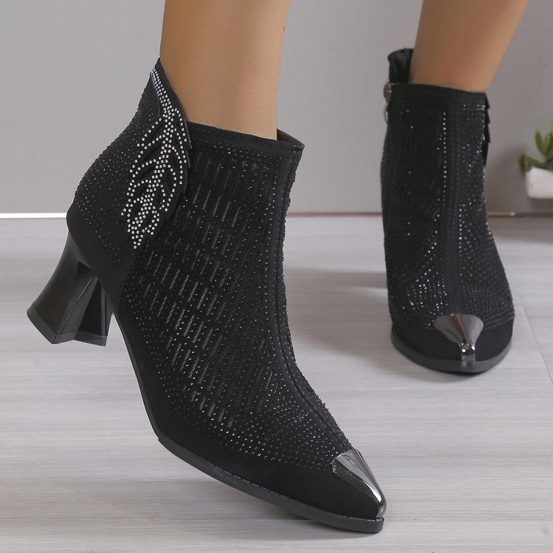 В осенне-зимней обуви удобные женские сапоги с большим острым толстым каблуком и полой сеткой