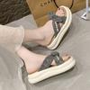 Французский стиль с юбкой крутые тапочки женская летняя одежда 2025 новый жемчужный плиссированный римский полубосоножки на толстой подошве