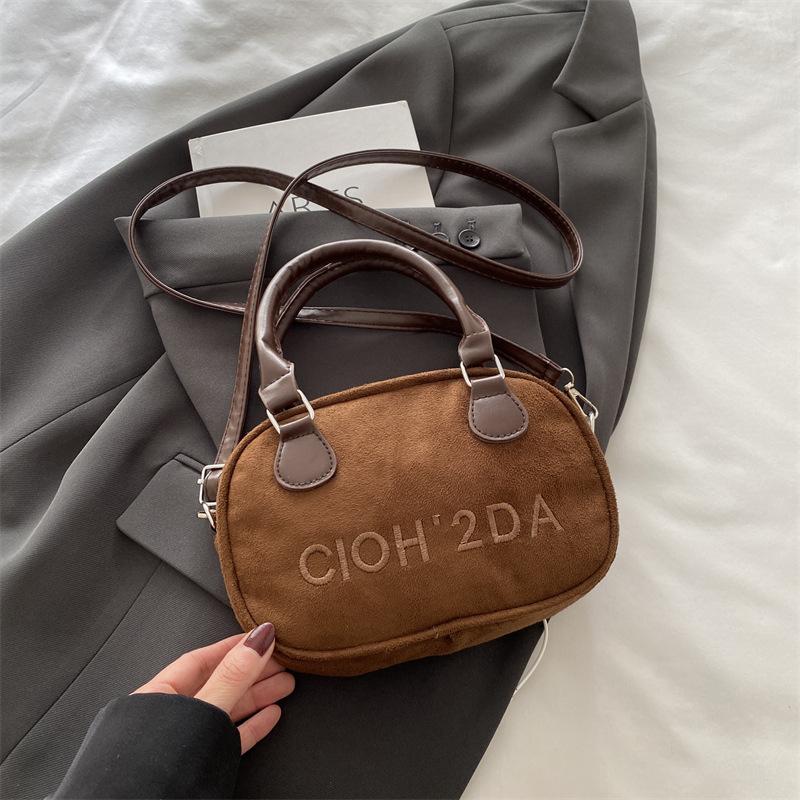 2025 Новая замшевая переносная сумка для боулинга, женская нишевая модная универсальная сумка через плечо с текстурированной небольшой квадратной сумкой