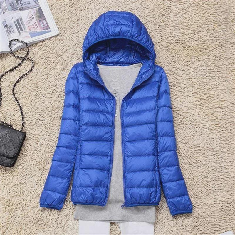 Женская легкая хлопковая куртка-пуховик с капюшоном — облегающий крой, большой размер, короткий стиль на осень и зиму 2022 г.