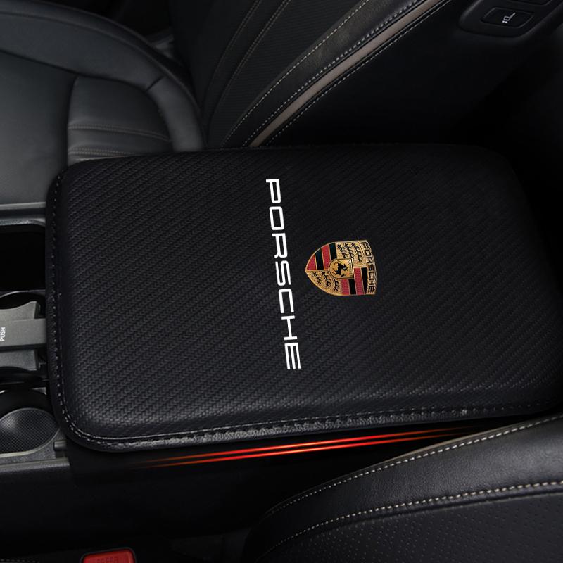 Кожаный коврик на подлокотник автомобиля с рисунком под карбон и логотипом Porsche для повышенного комфорта и защиты
