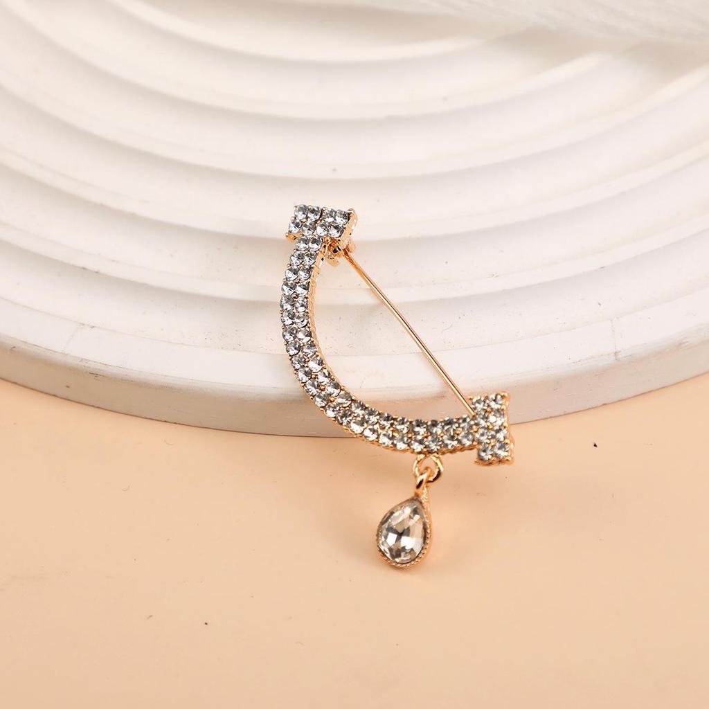Alloy Inlaid Diamond Smile Pin: Women's Anti-Exposure Brooch with Exquisite Full Diamond Water Drop Design.