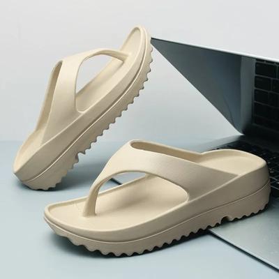 Модные летние шлепанцы для женщин 2025 Новые толстая подошва Пляжные сандалии Комфортные мягкие уличные EVA тапочки