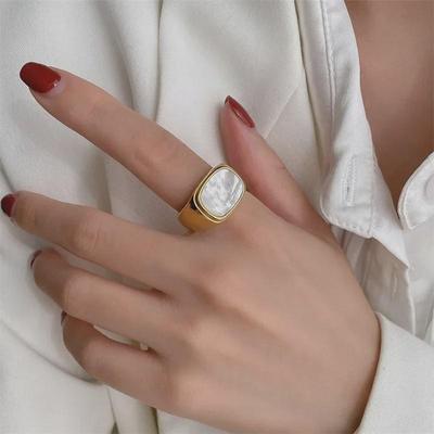 Улица. Кольцо Delan Simple Fashion Square из золота и белой нержавеющей стали