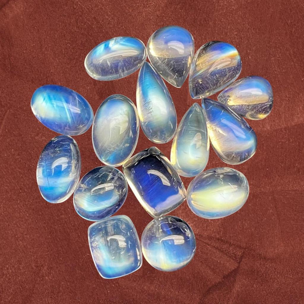 Лот разноцветных разноцветных голубых лунных камней, лот полированных лунных камней, лот радужных лунных камней, россыпные драгоценные камни для изготовления ювелирных изделий.