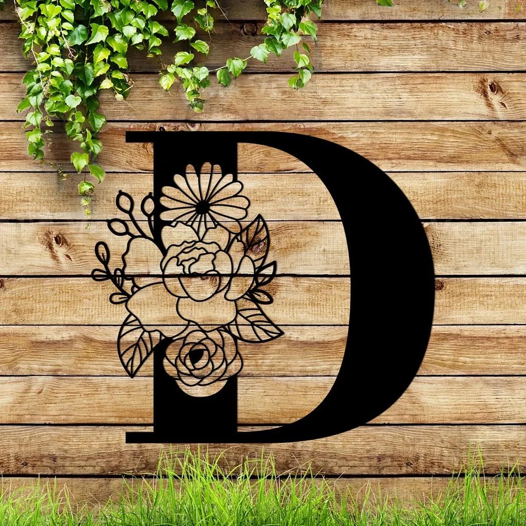 Потрясающая металлическая табличка с цветочными буквами-монограммами! Металлическое настенное искусство. Цветочный декор стен с заглавными буквами алфавита. Буквы для стен своими руками. Знак на заднем плане.