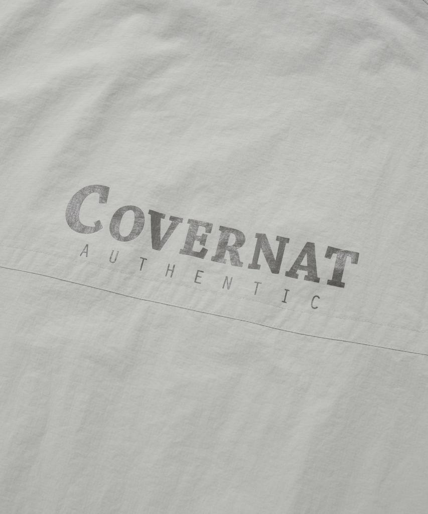 COVERNAT Спортивная куртка с большим логотипом, светло-серая
