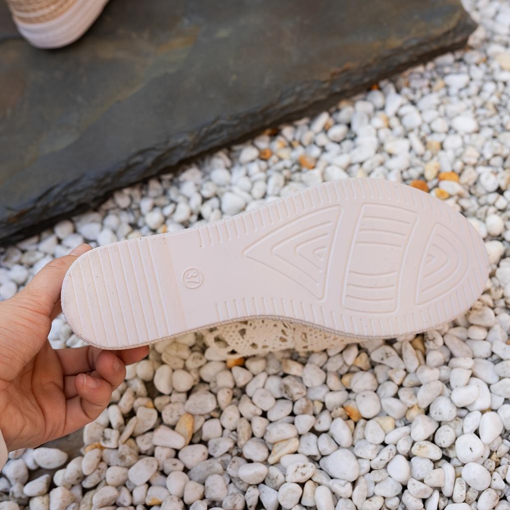 Женские летние мюли на танкетке без застежек | Верх из дышащей ткани с закрытым носком | Толстая подошва из полиуретана | Повседневный бежевый дизайн с вырезами, туфли-мюли