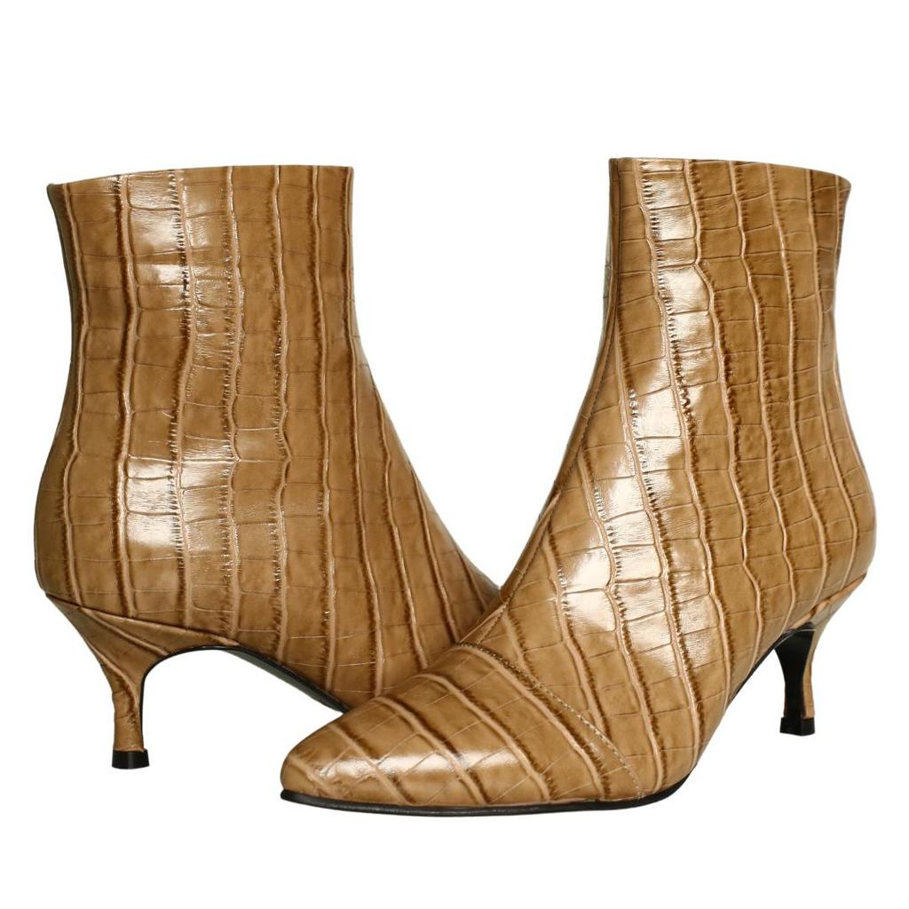 Женские зимние сапоги из натуральной кожи на низком каблуке