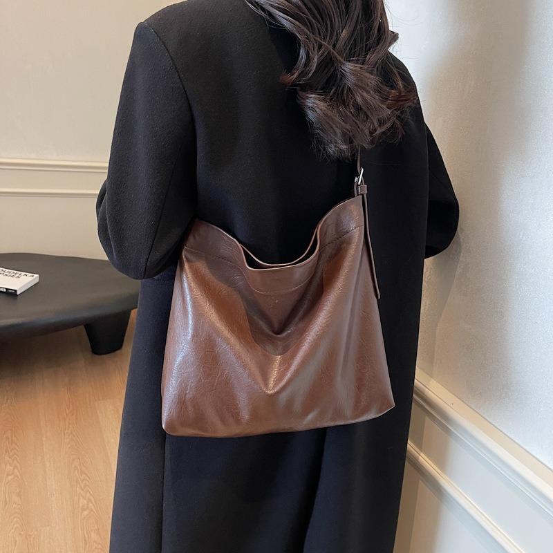 High Quality Sense Bag Women's Messenger Bag New Fashion Retro Shoulder Bag Large Capacity Commuter Bucket Tote Bag