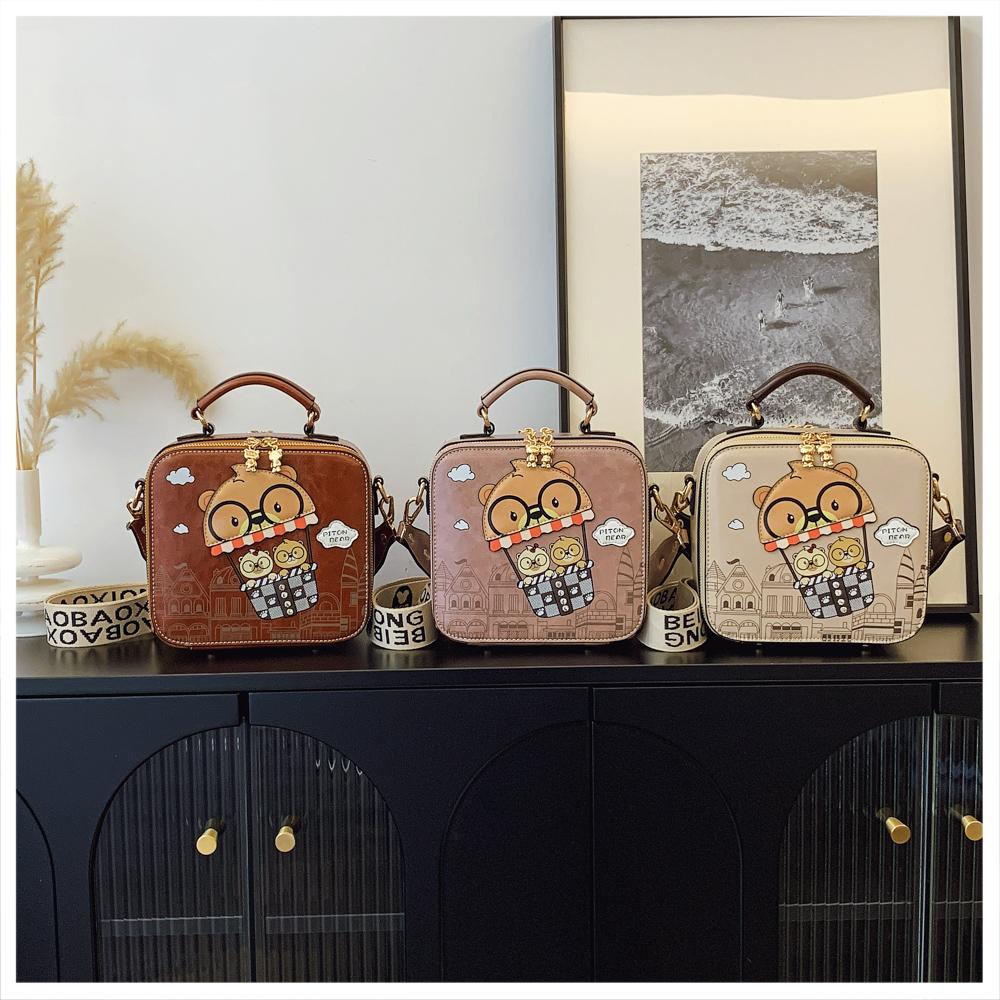 Милая сумка кроссбоди с принтом медведя для женщин, повседневный стиль, регулируемый ремешок, застежка-молния, подкладка из полиэстера, игривый дизайн с мультяшным персонажем