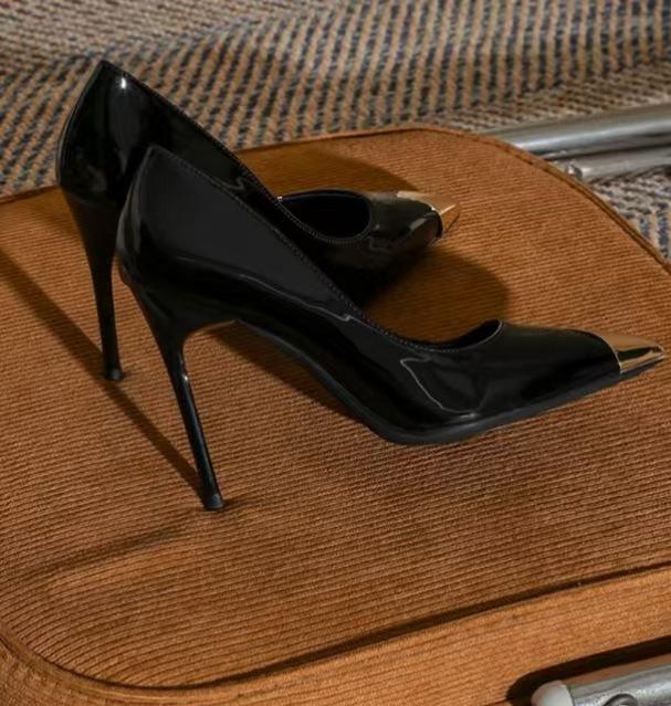 Большие размеры 2025 черные лакированные туфли из сексуальной кожи, весенние, новые, остроносые, женские туфли с металлическим носком на высоком каблуке, темпераментные туфли на шпильке