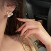 Серьги-гвоздики с дизайном в виде сердца, украшенные нежными цветами и жемчугом. Легкий сплав. Шикарные женские аксессуары. Подарок для нее.
