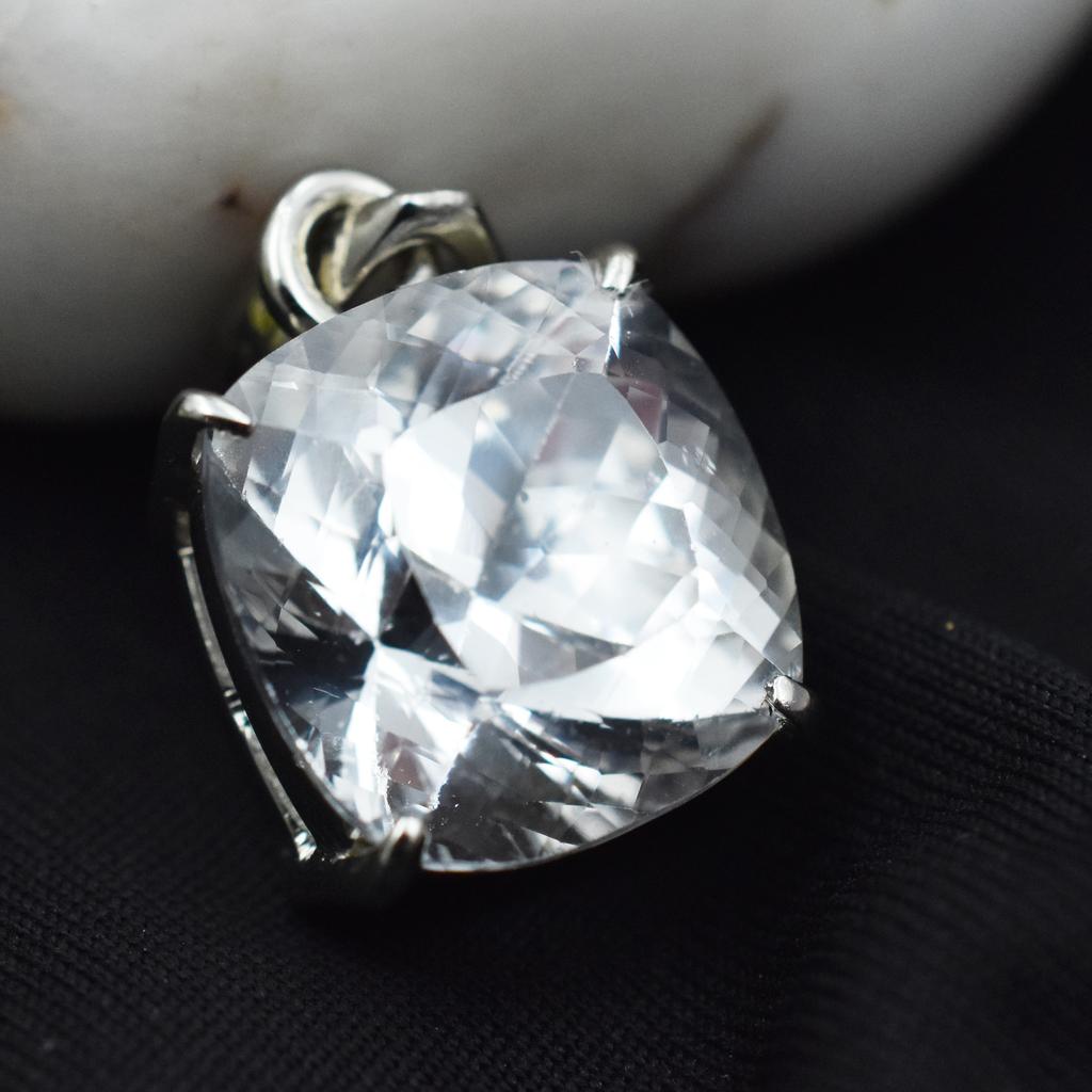 30.74 Карат Серебристо-белый Натуральный Сапфир Квадратной Огранки Подвеска Драгоценный камень СЕРТИФИЦИРОВАН AR-3642-Sa