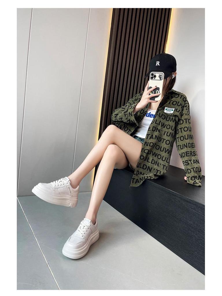 Женские модные белые кроссовки на платформе из натуральной кожи - весна/осень 2025 г. - визуально увеличивают рост, на толстой подошве, со шнуровкой, в уличном стиле