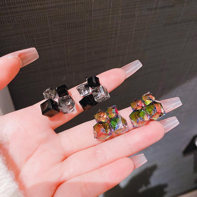Геометрические квадратные трехмерные серьги-гвоздики с кристаллами мечты. Продвинутый постепенный переход цвета. Сахарный кубик. Универсальные серьги.