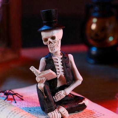 Маленькая фигурка Черепа Читающего Джентльмена Статуя Скелета Сидящего на Хэллоуин с Цилиндром и Костюмом для Готического Гостиной Настольной Полки Декор Помещения
