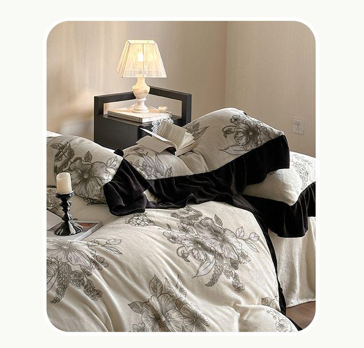 G5Z Постельное белье из молочного велюра и кружева: Утолщенный четырехсекционный комплект из фланели и кораллового флиса, двусторонний, с пододеяльником.